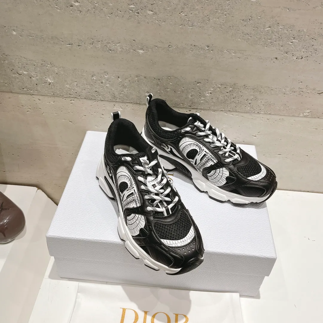 👟👟Ex-factory price 560👟👟 (top version) The latest hot model, the star model 2024 main hot product, the newly released Dior Dior Chrono new casual sports shoes, running shoes and dad shoes are really cool, full of futuristic feeling! Really cool! Once again interpreting Dior's concept of cool fashion, the lucky star will bless you with good luck. The new EVA sole is super light and super soft! A perfect replica of the original! Fully matched material and mold! ! 35-40